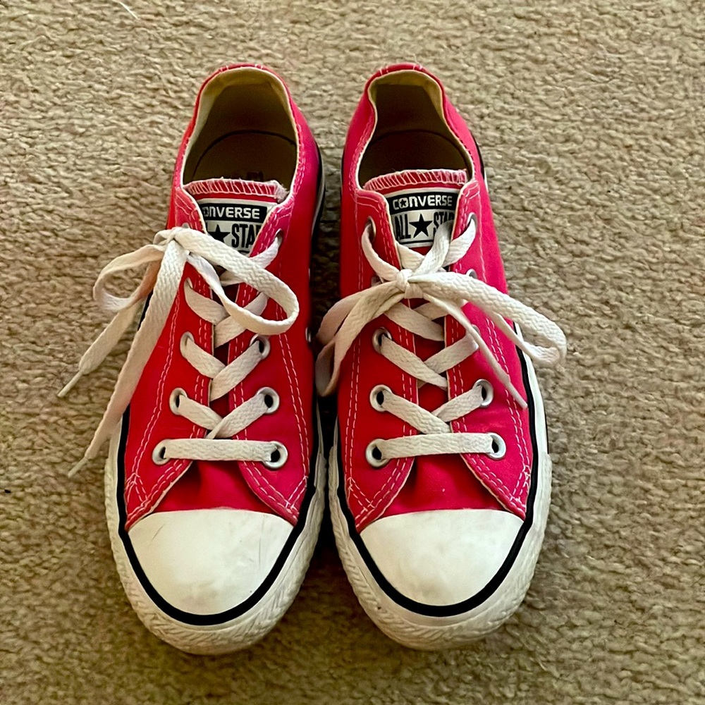 Converse pink shoes. Women’s size 6.